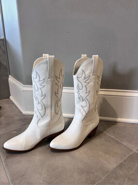 Women’s White Embroidered Western Heeled Boots - size 8